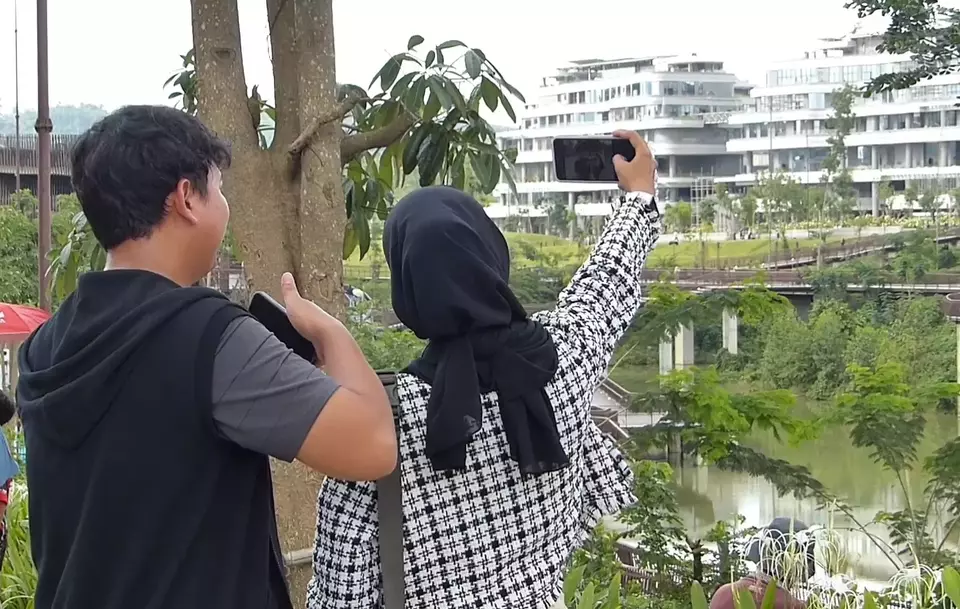 Pengunjung berswafoto di Kawasan Pusai Inti Pemerintahan (KIPP) di Ibu Kota Nusantara (IKN) pada Minggu (29/12/2024). (B-Universe Photo/Fuda Iqbal)